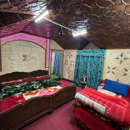 Houseboat Young Balmoral Castle Srinagar  Exterior photo