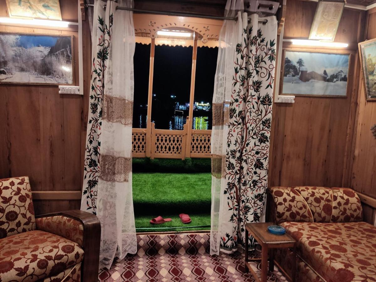 Houseboat Young Balmoral Castle Srinagar  Exterior photo