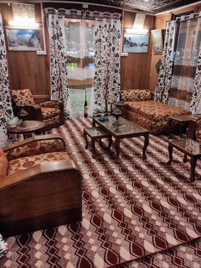 Houseboat Young Balmoral Castle Srinagar  Exterior photo