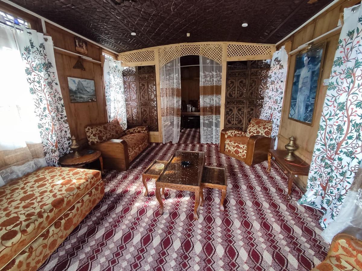 Houseboat Young Balmoral Castle Srinagar  Exterior photo