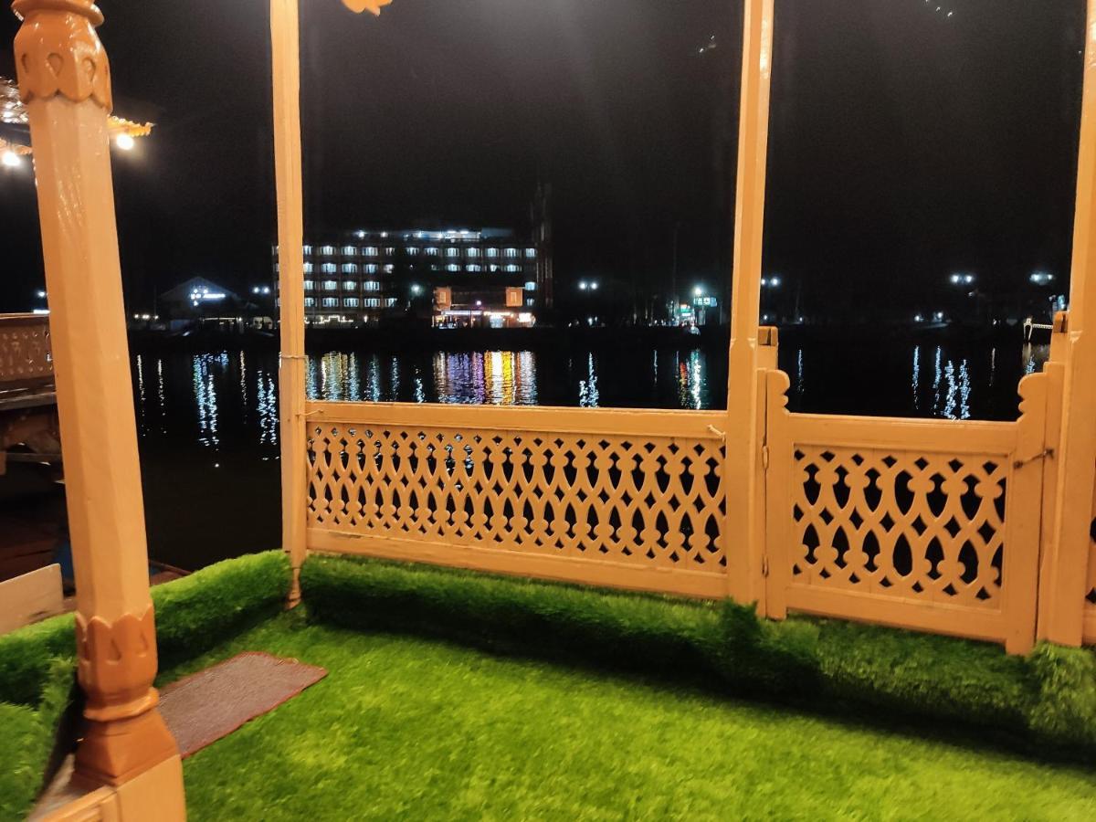 Houseboat Young Balmoral Castle Srinagar  Exterior photo
