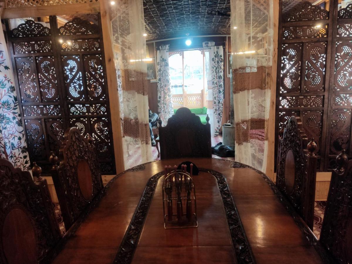 Houseboat Young Balmoral Castle Srinagar  Exterior photo