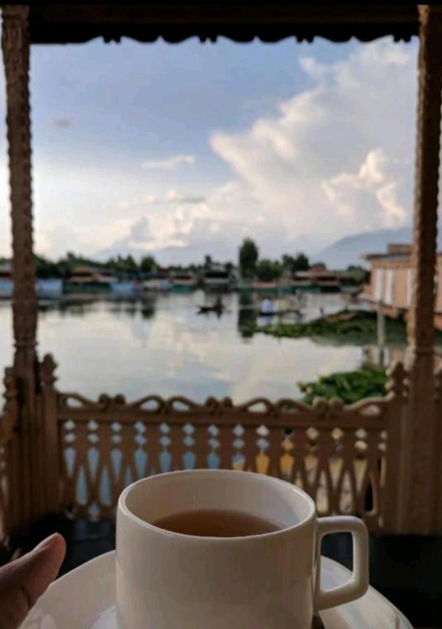 Houseboat Young Balmoral Castle Srinagar  Exterior photo