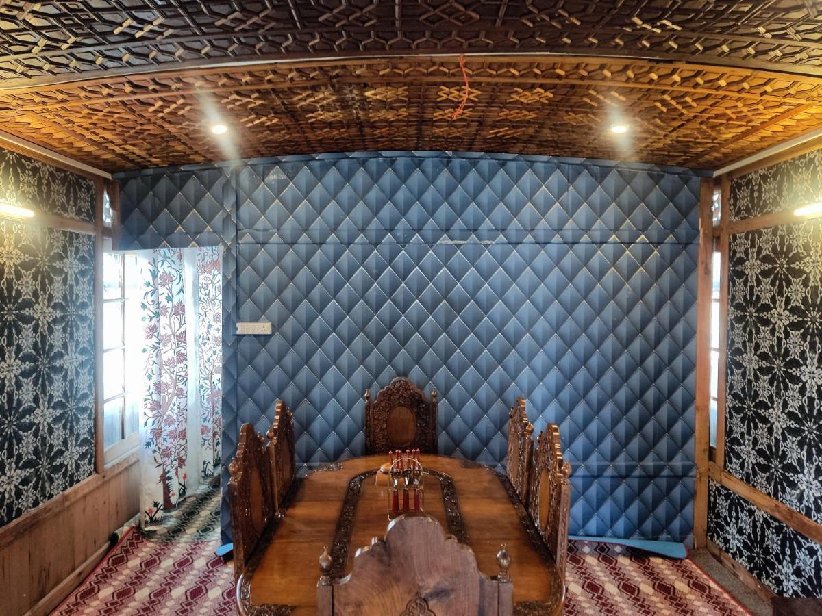 Houseboat Young Balmoral Castle Srinagar  Exterior photo
