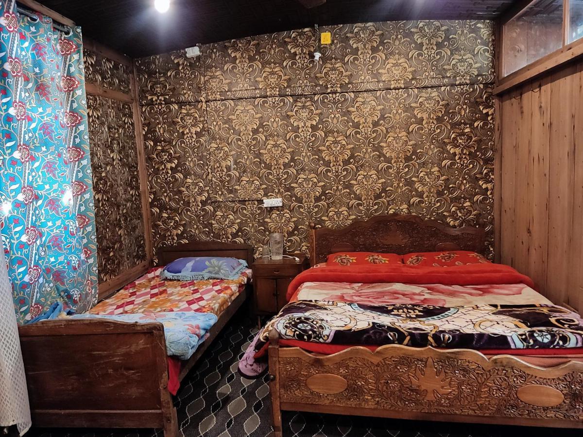Houseboat Young Balmoral Castle Srinagar  Exterior photo