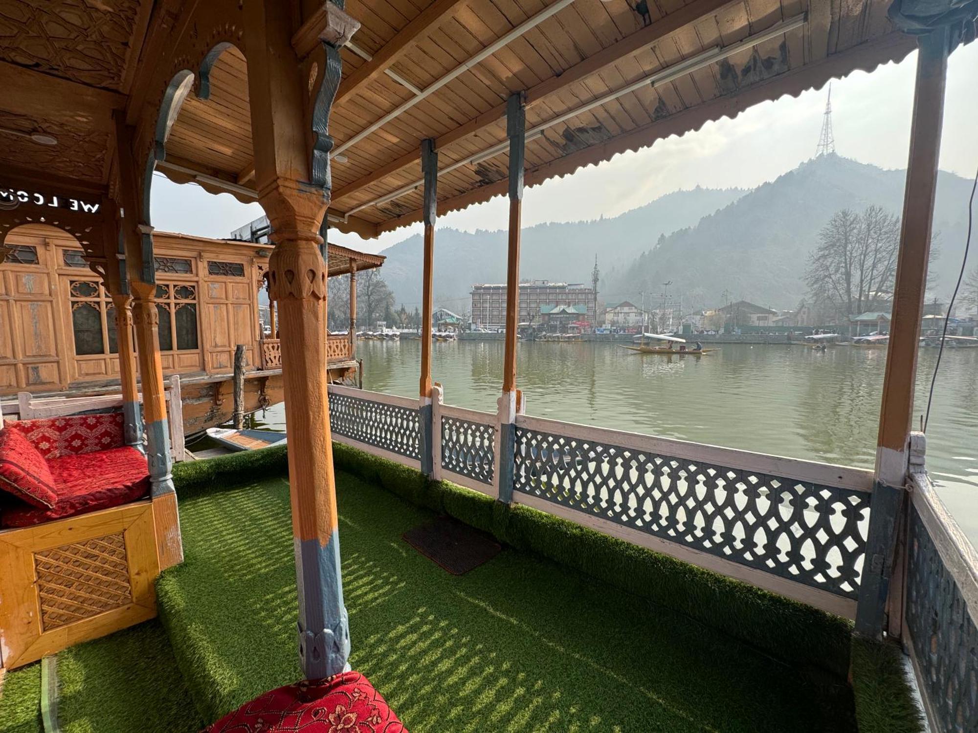 Houseboat Young Balmoral Castle Srinagar  Exterior photo
