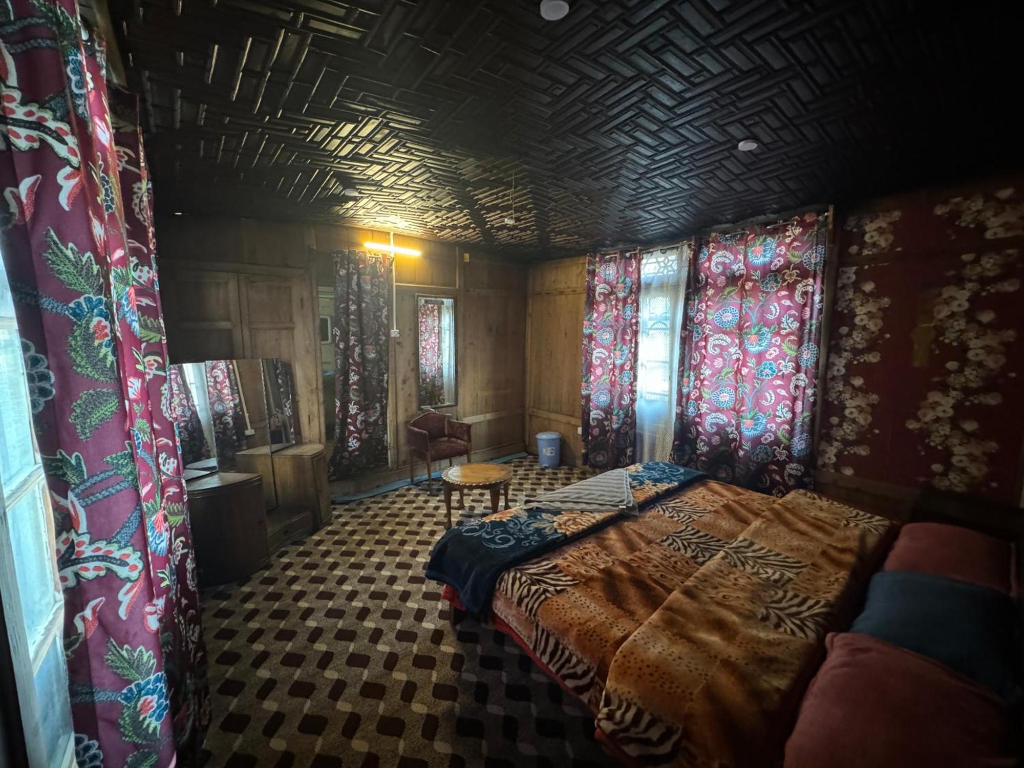 Houseboat Young Balmoral Castle Srinagar  Exterior photo