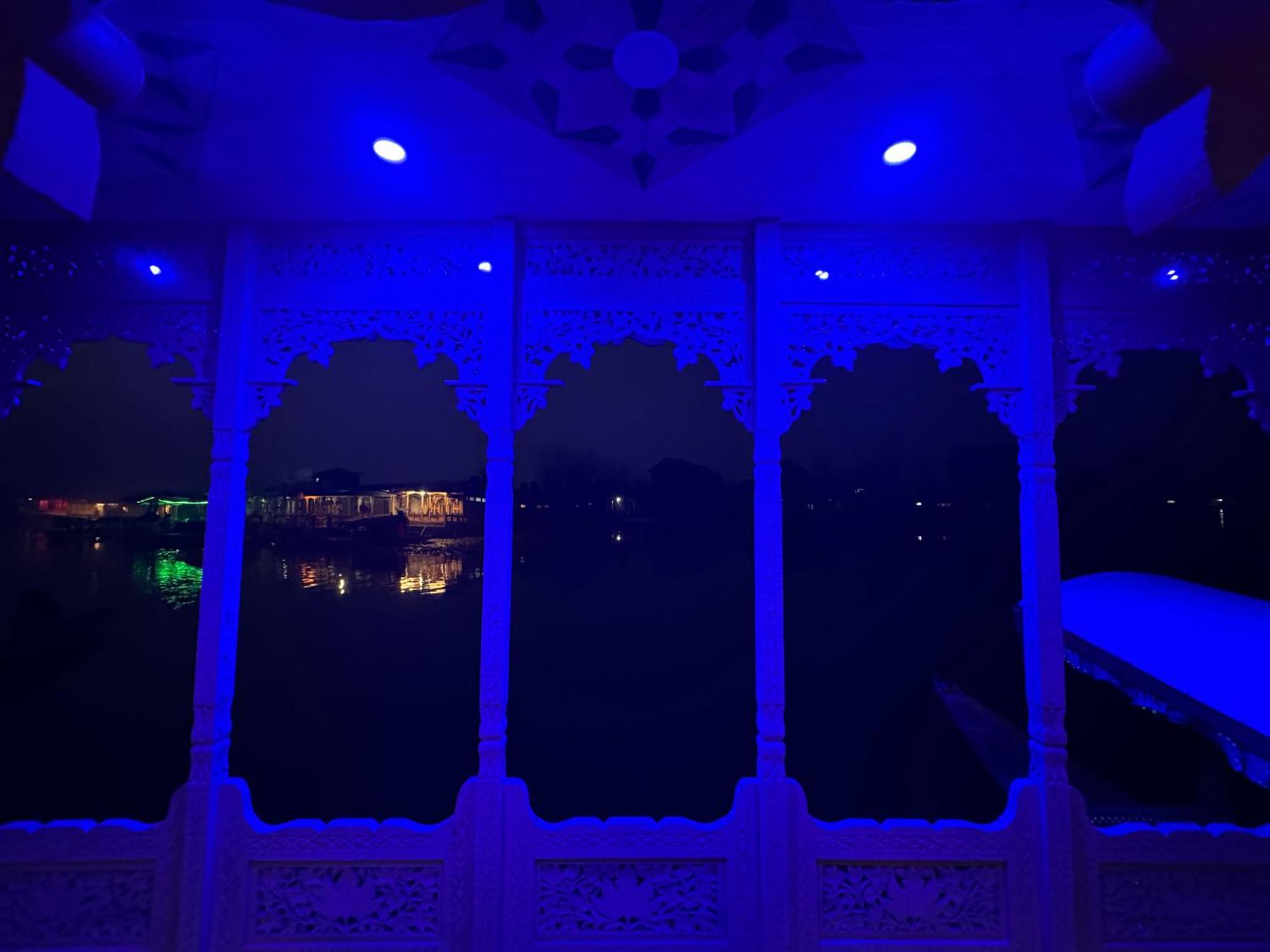 Houseboat Young Balmoral Castle Srinagar  Exterior photo