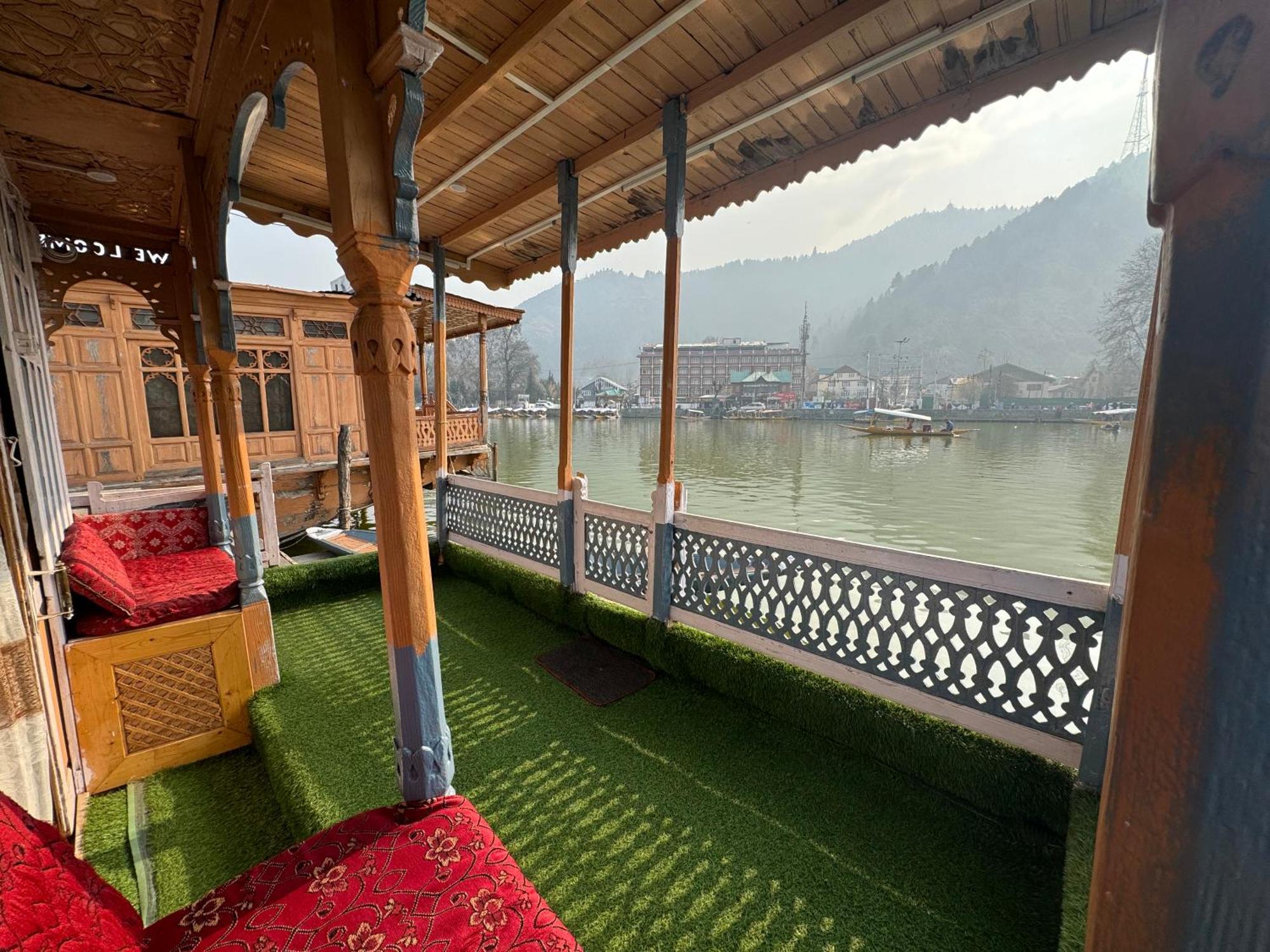 Houseboat Young Balmoral Castle Srinagar  Exterior photo