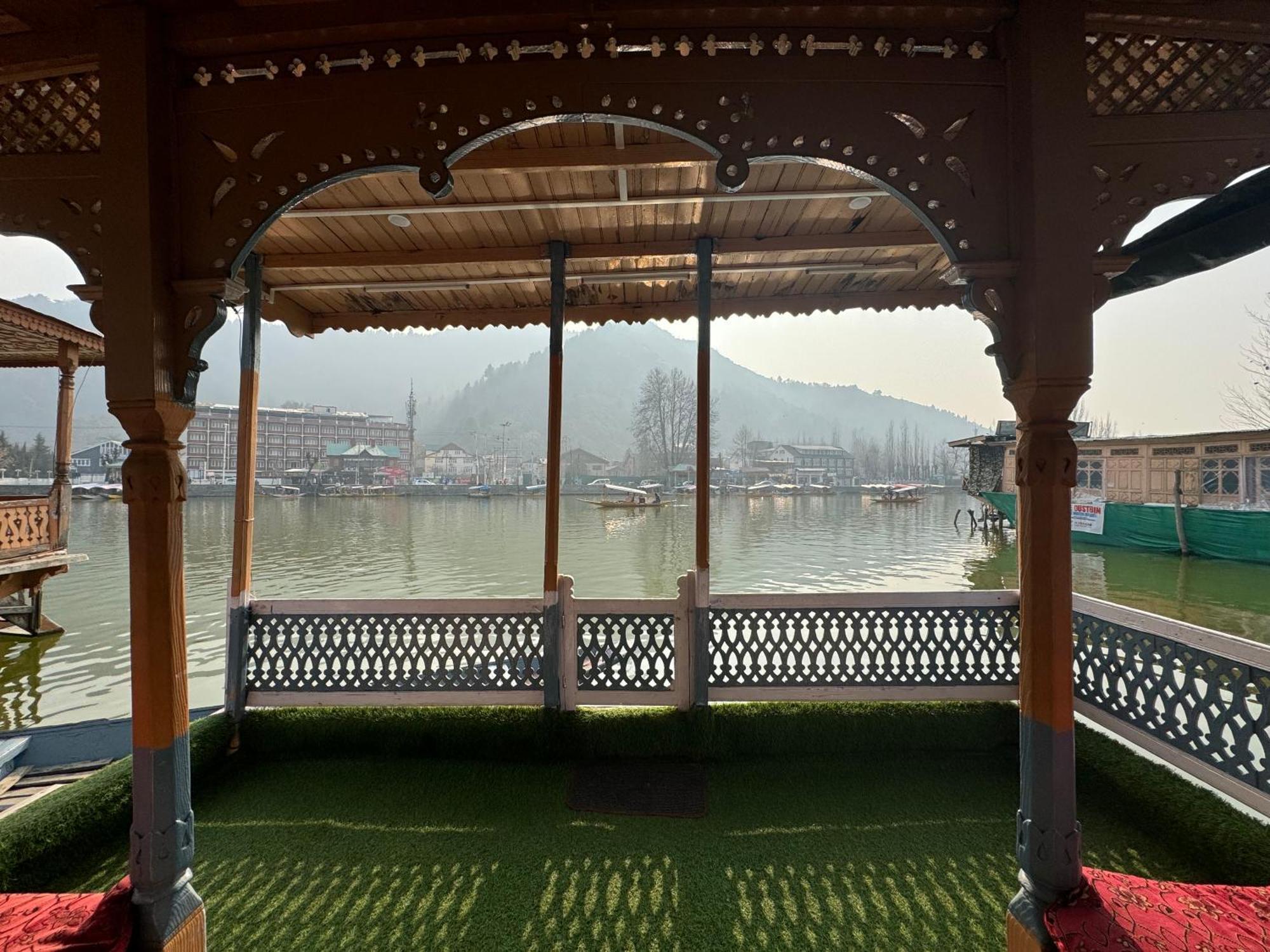 Houseboat Young Balmoral Castle Srinagar  Exterior photo